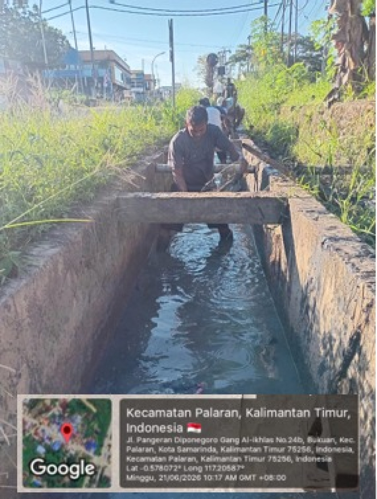 Gotong royong menaikkan lumpur diparet