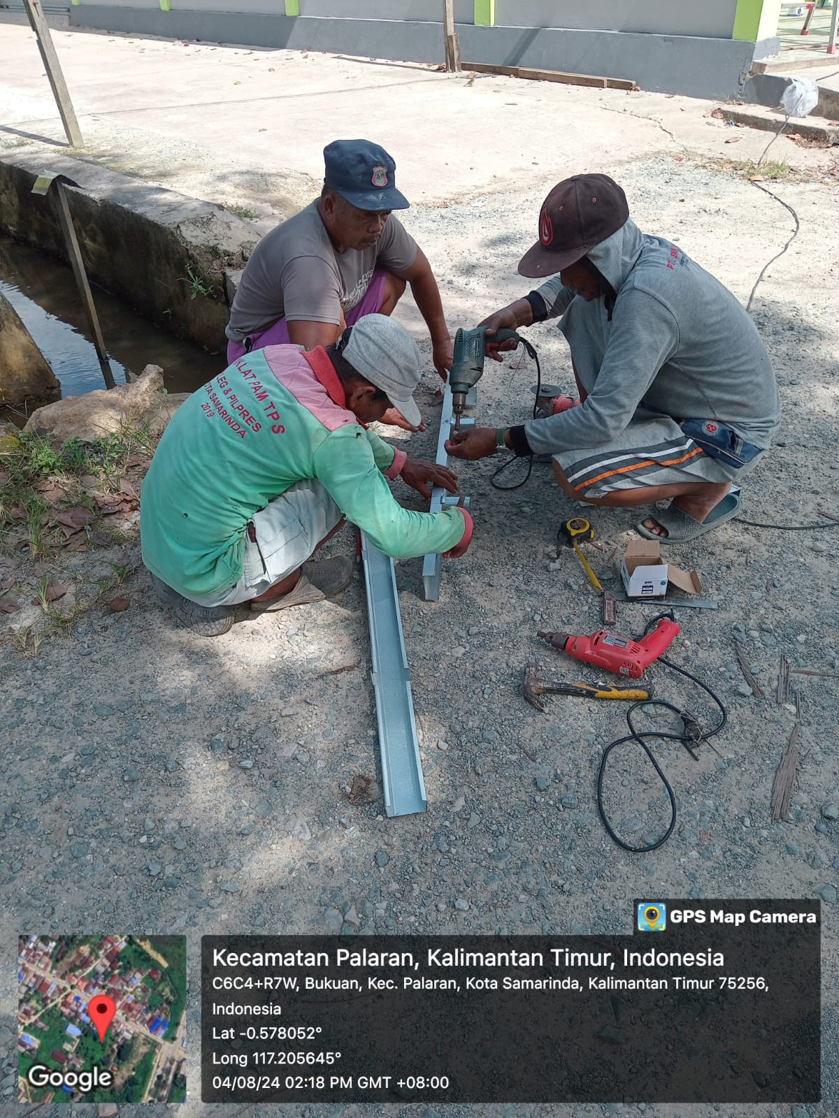 Kegiatan gotong royong bikin teras langgar Albarokah Rt21