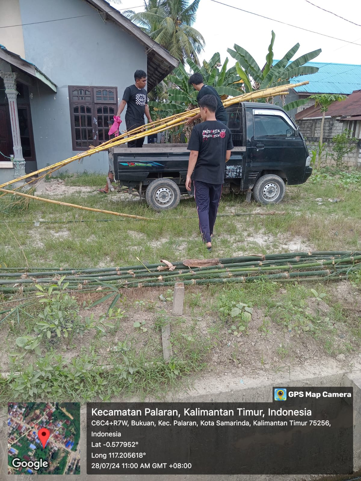 Gotong Royong Cari Bambu untuk Pemasangan Umbul Umbul