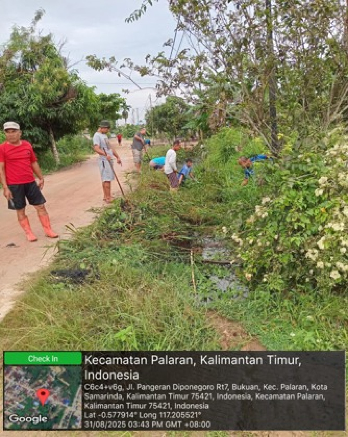 Membersihkan parit Gang Sari Ubi