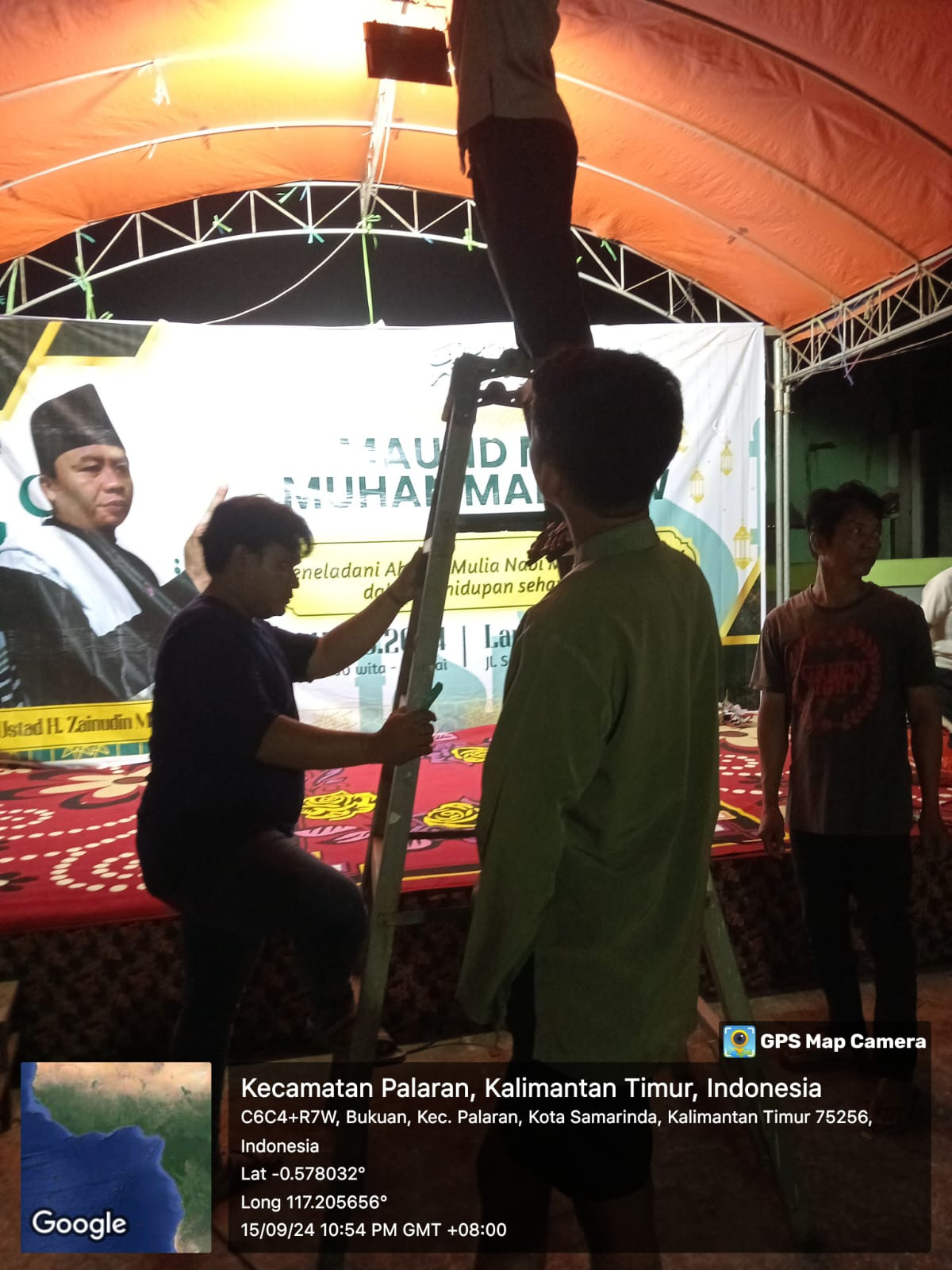Gotong royong untuk panggung persiapan maulid nabi