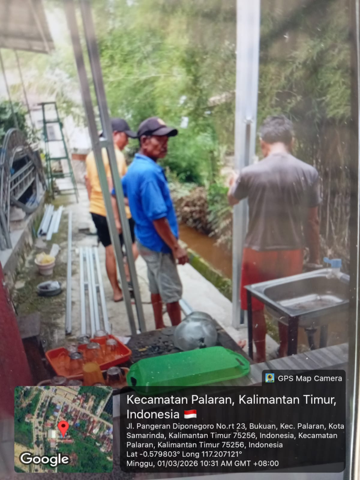 Pemasangan atap teras mushola Al Baqi