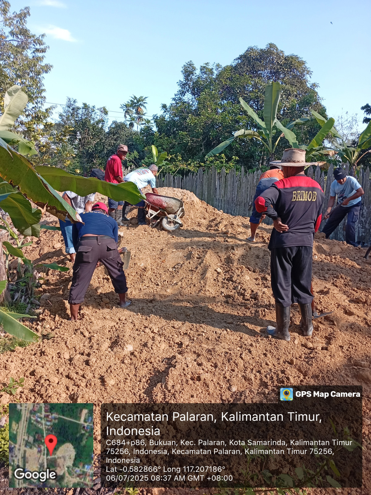 Meratakan tanah timbunan di area pemakaman