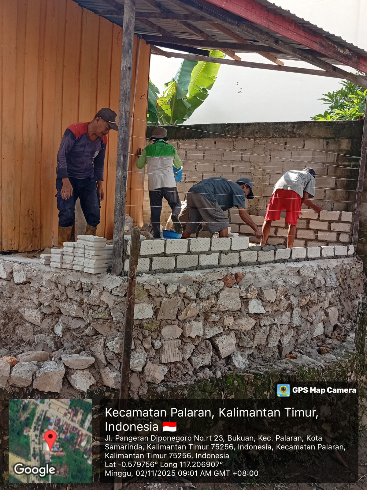 Gotong royong renovasi pos kamling