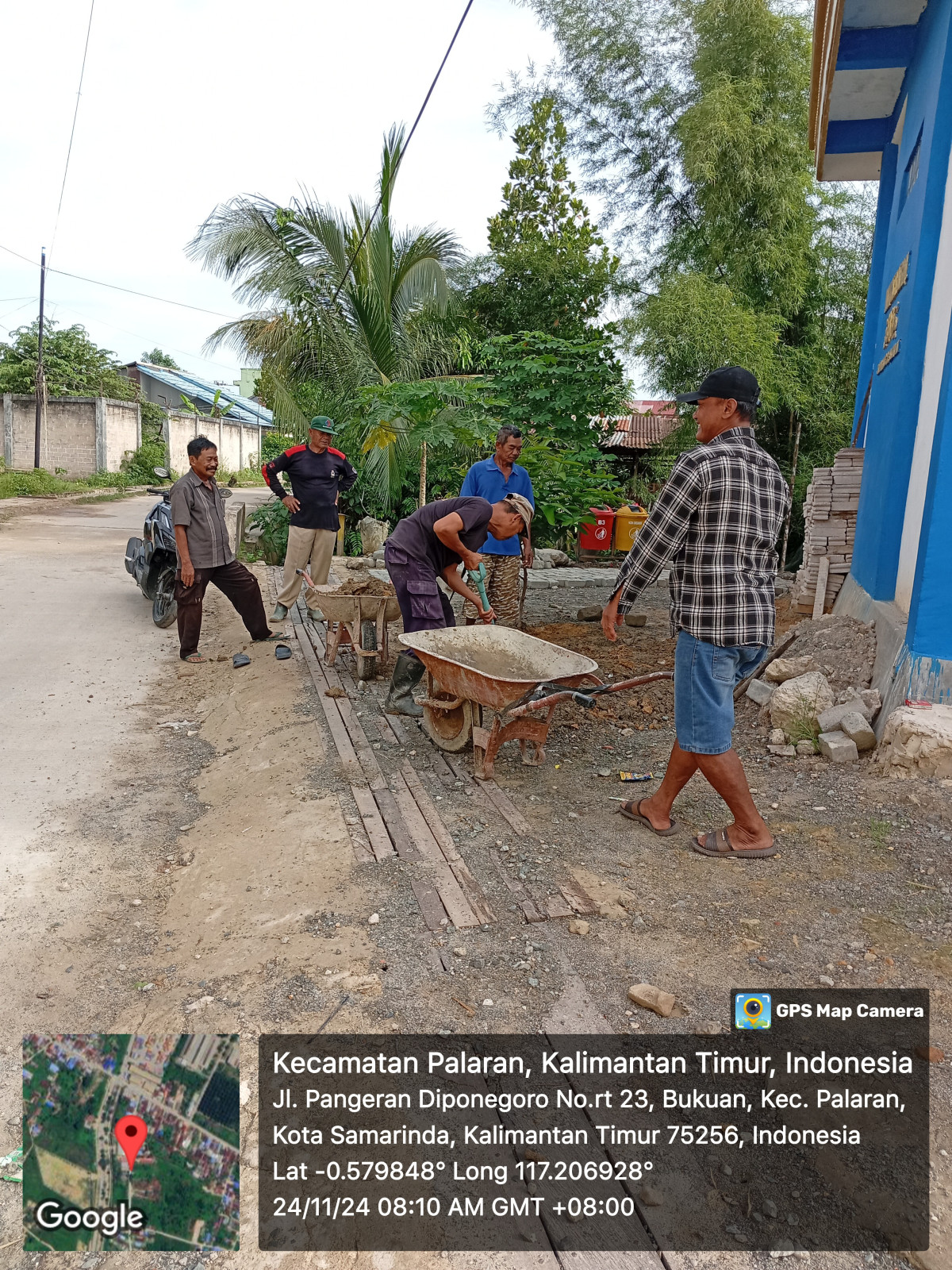 Gotong royong meratakan halaman mushola