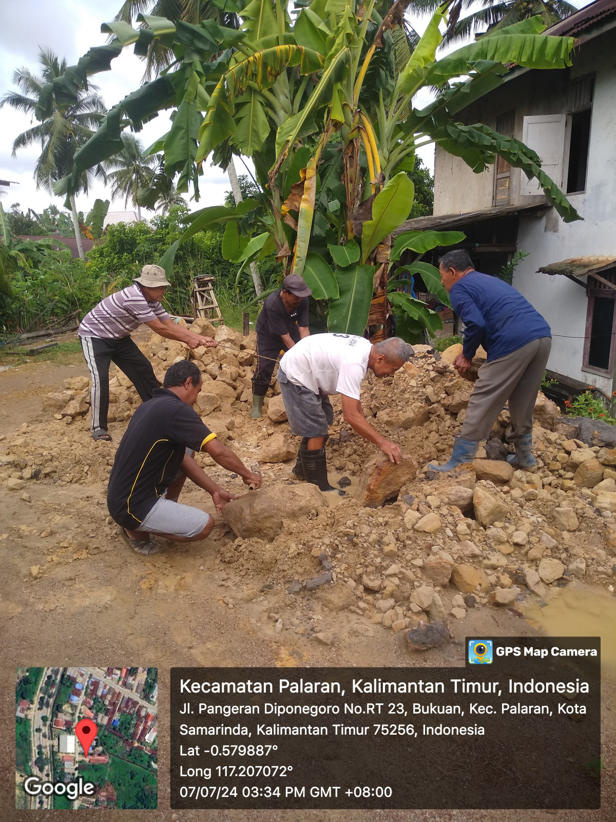 Gotong royong di mushola Al Baqi
