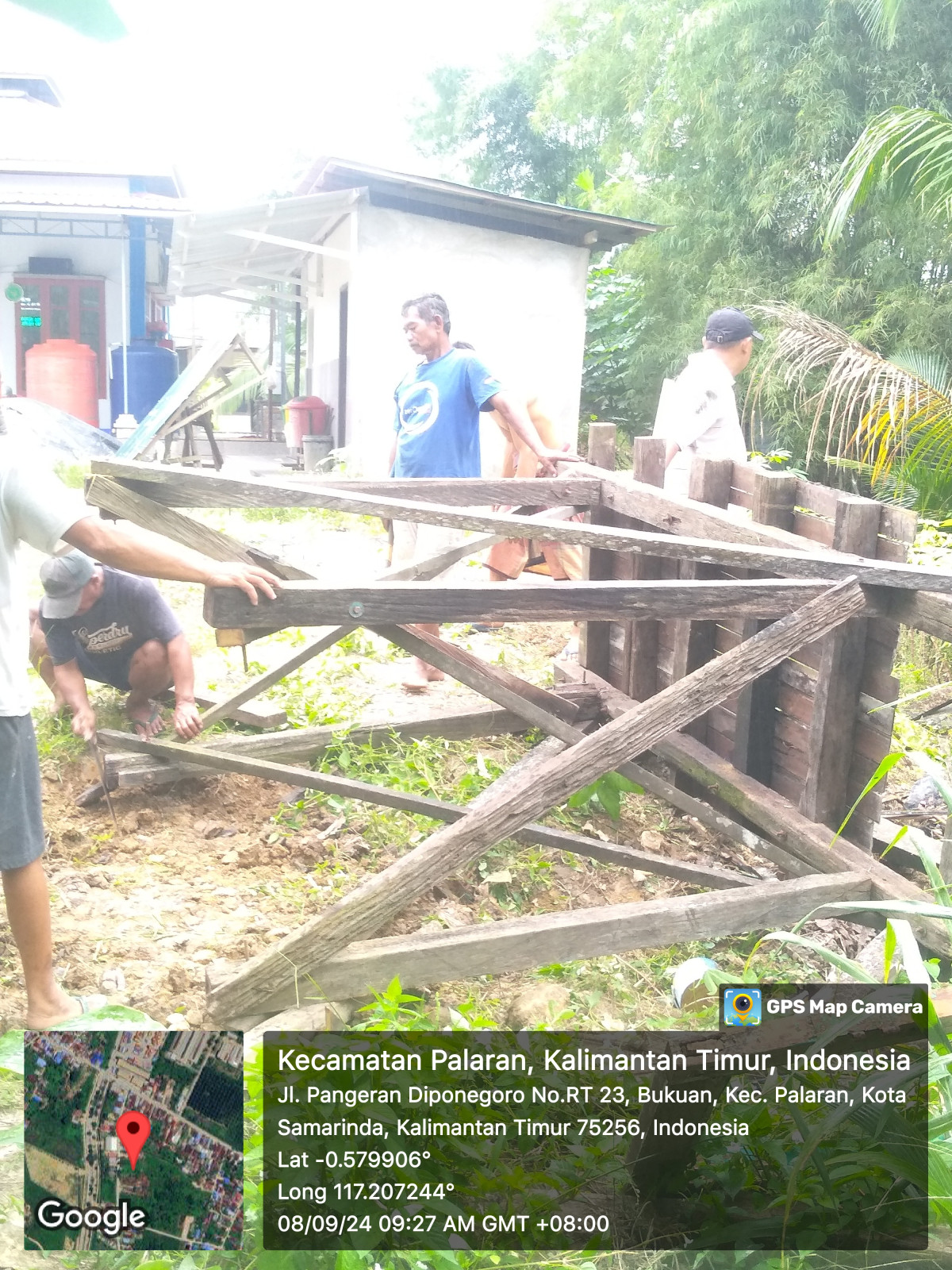Pemasangan tandon air dan begesting teras