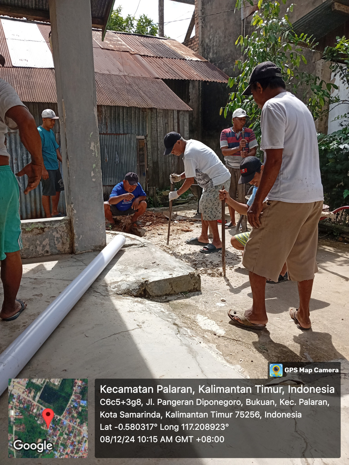 Gotong royong pemasangan pipa sodetan parit