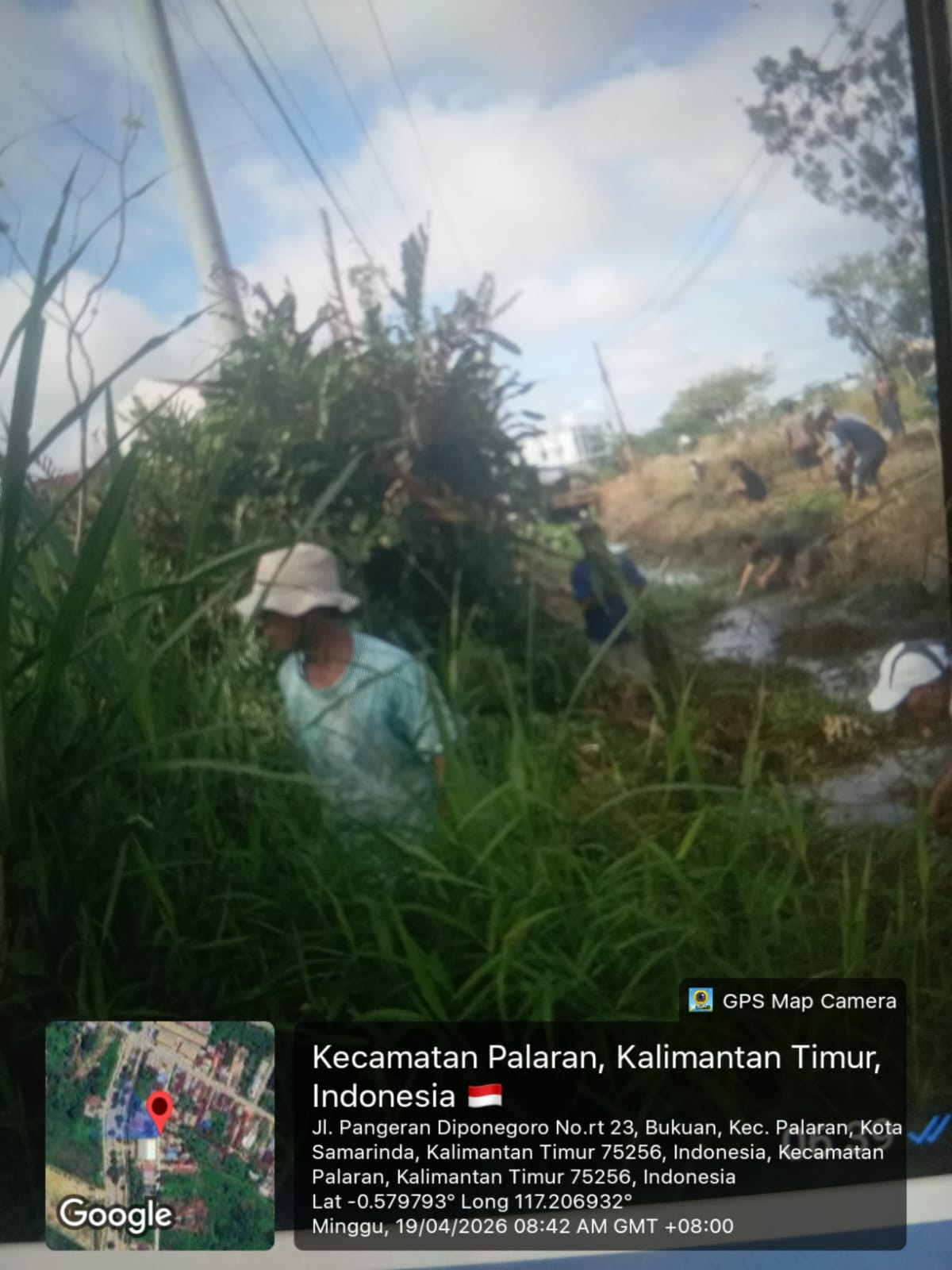 Pembersihan belukar pada parit besar