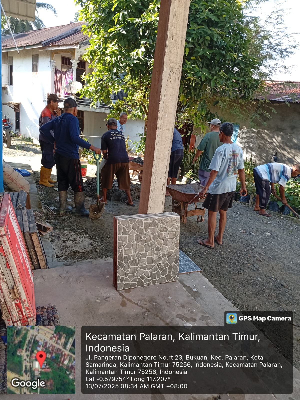 Pemasangan keramik tangga mushola Al Baqi