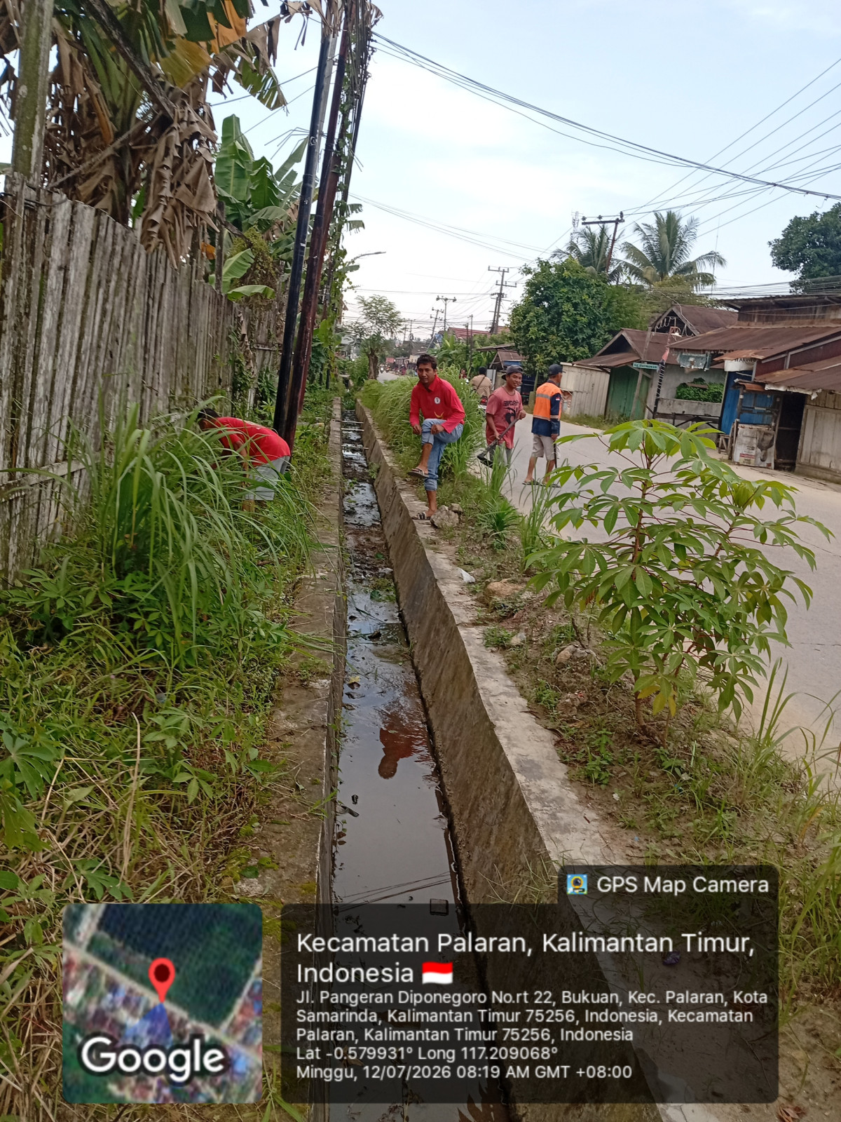 Pembersihan belukar pada parit jln p Diponegoro