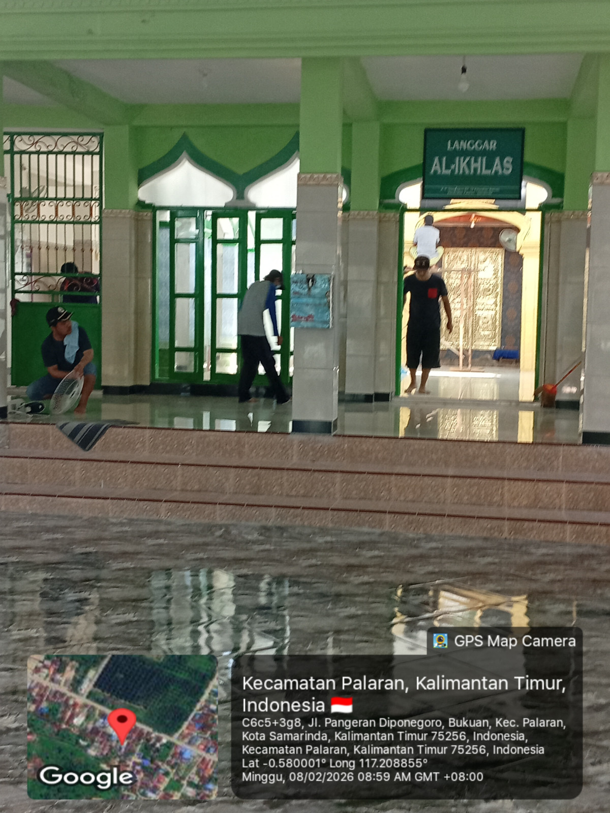 Gotong royong bersihkan langgar