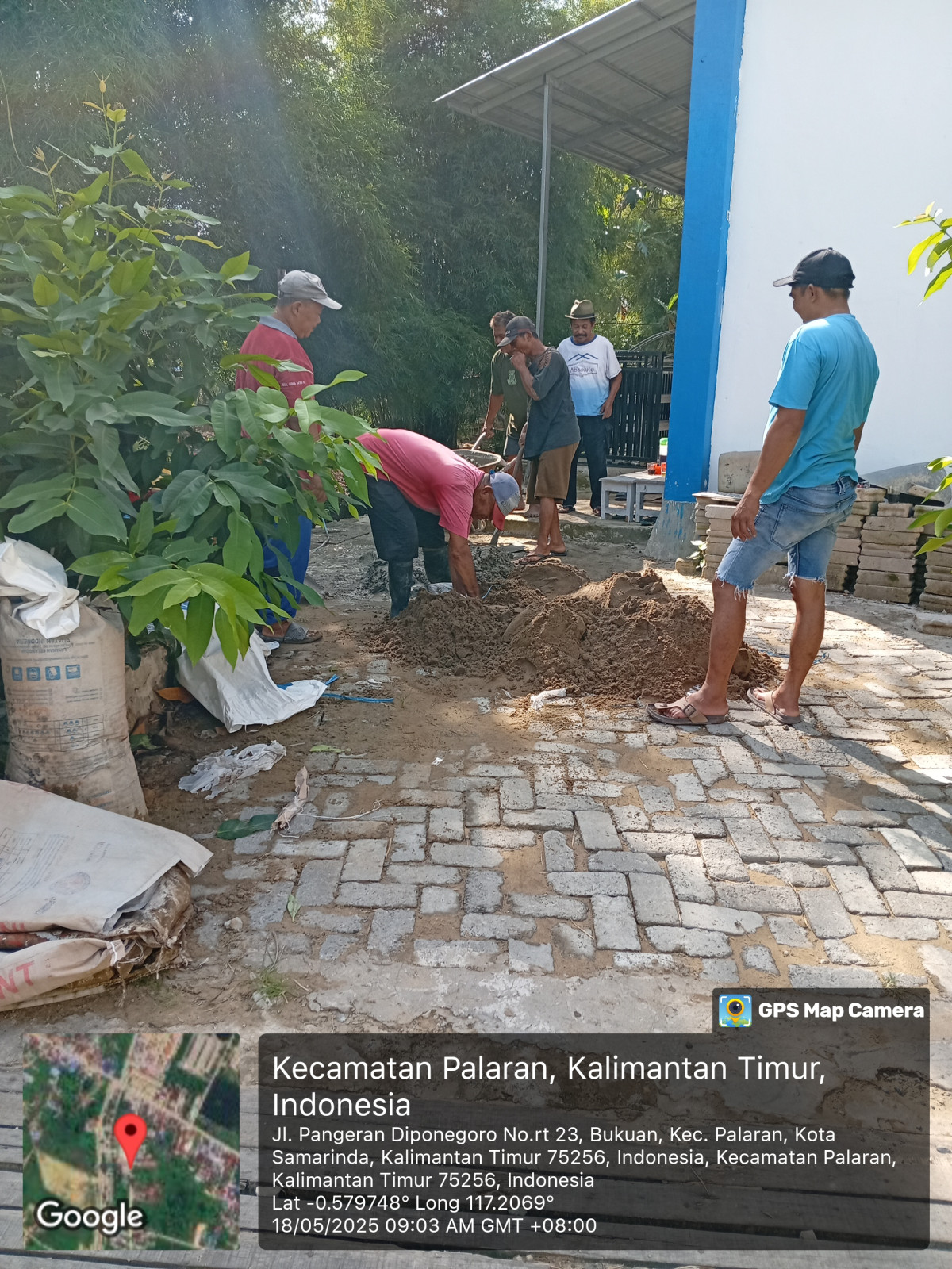 Gotong royong cor samping mushola