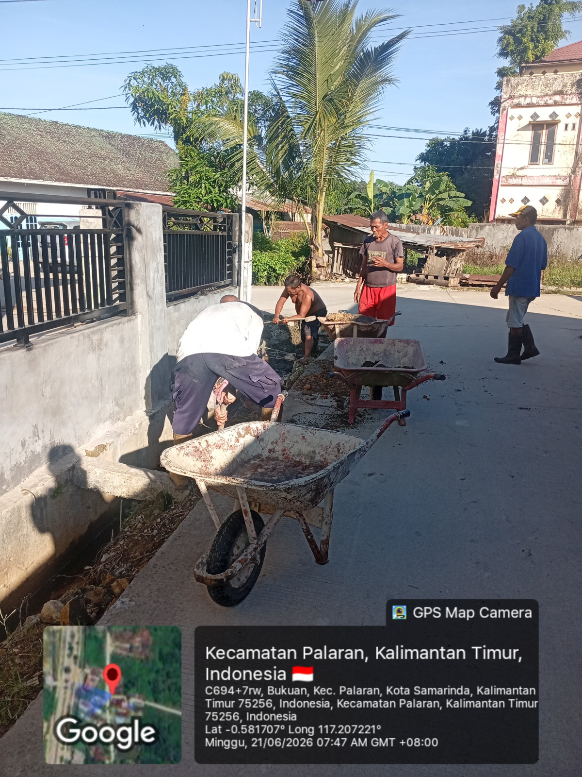 Pengerukan tanah pada parit