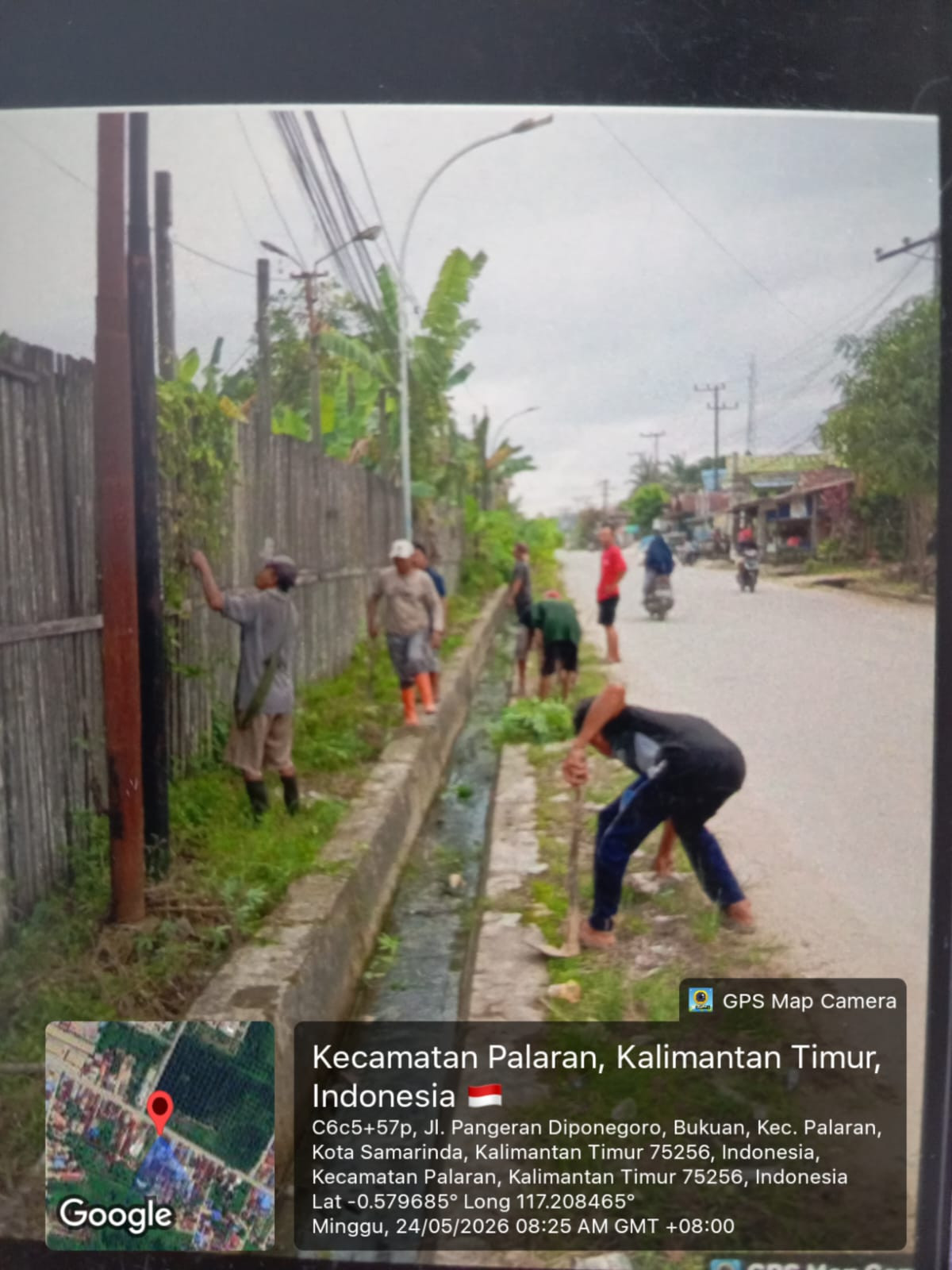 Pembersihan belukar pada parit jln Poros