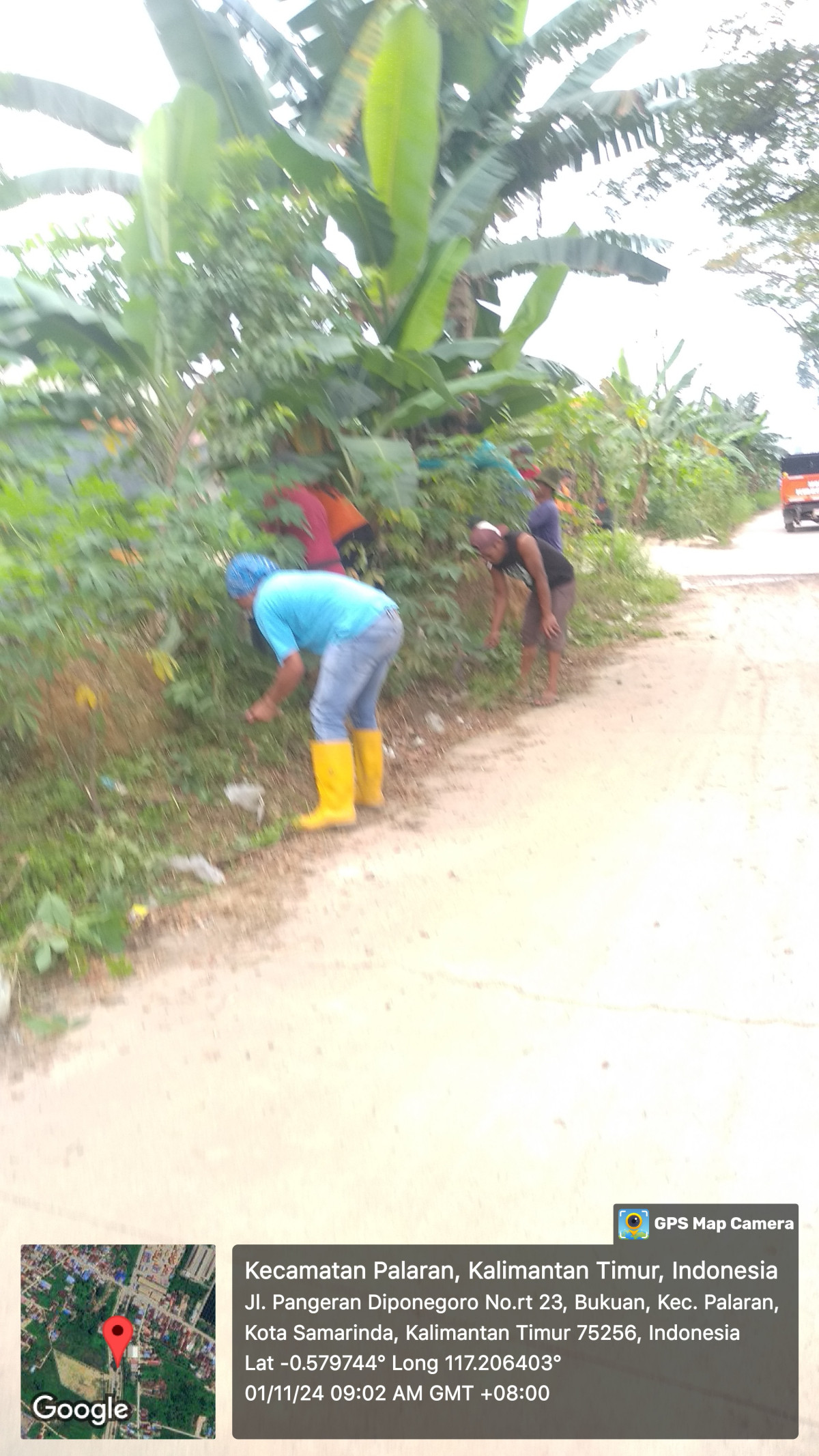 Gotong royong pembersihan di jln peti kemas