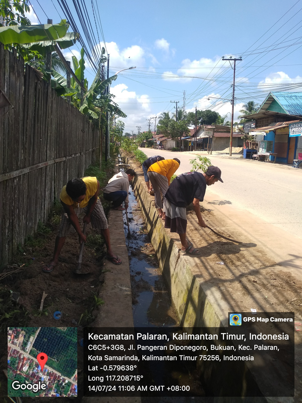 Gotong royong di jln P. Diponegoro RT 22