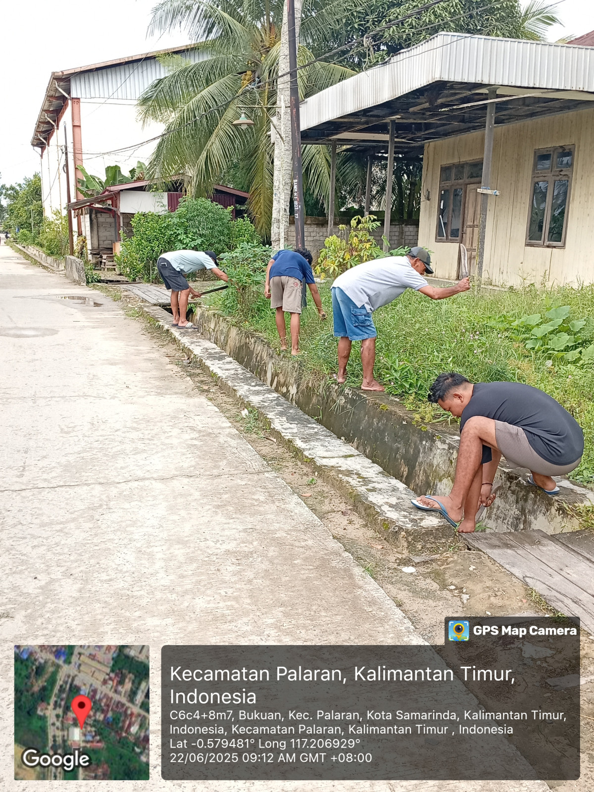 Pembersihan sampah dan belukar pada drainase jln baqa