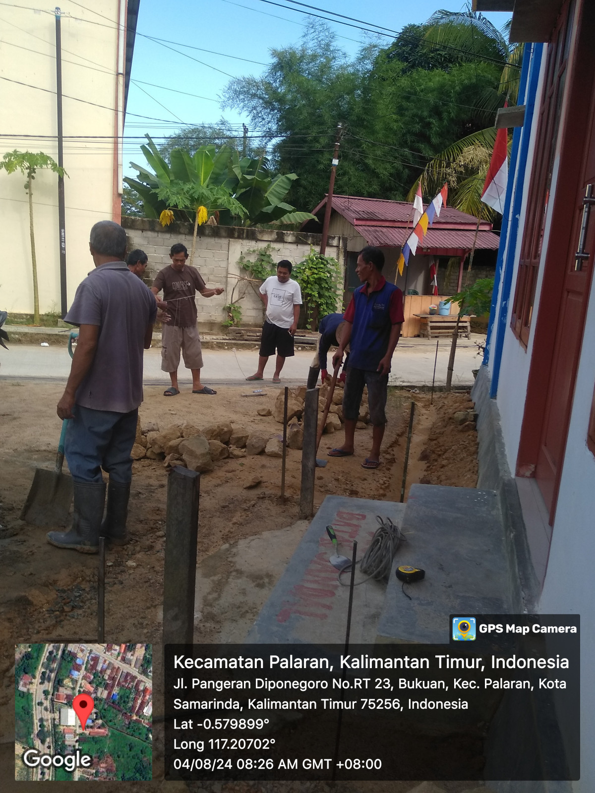 Gotong royong pemasangan pondasi teras mushola Al Baqi