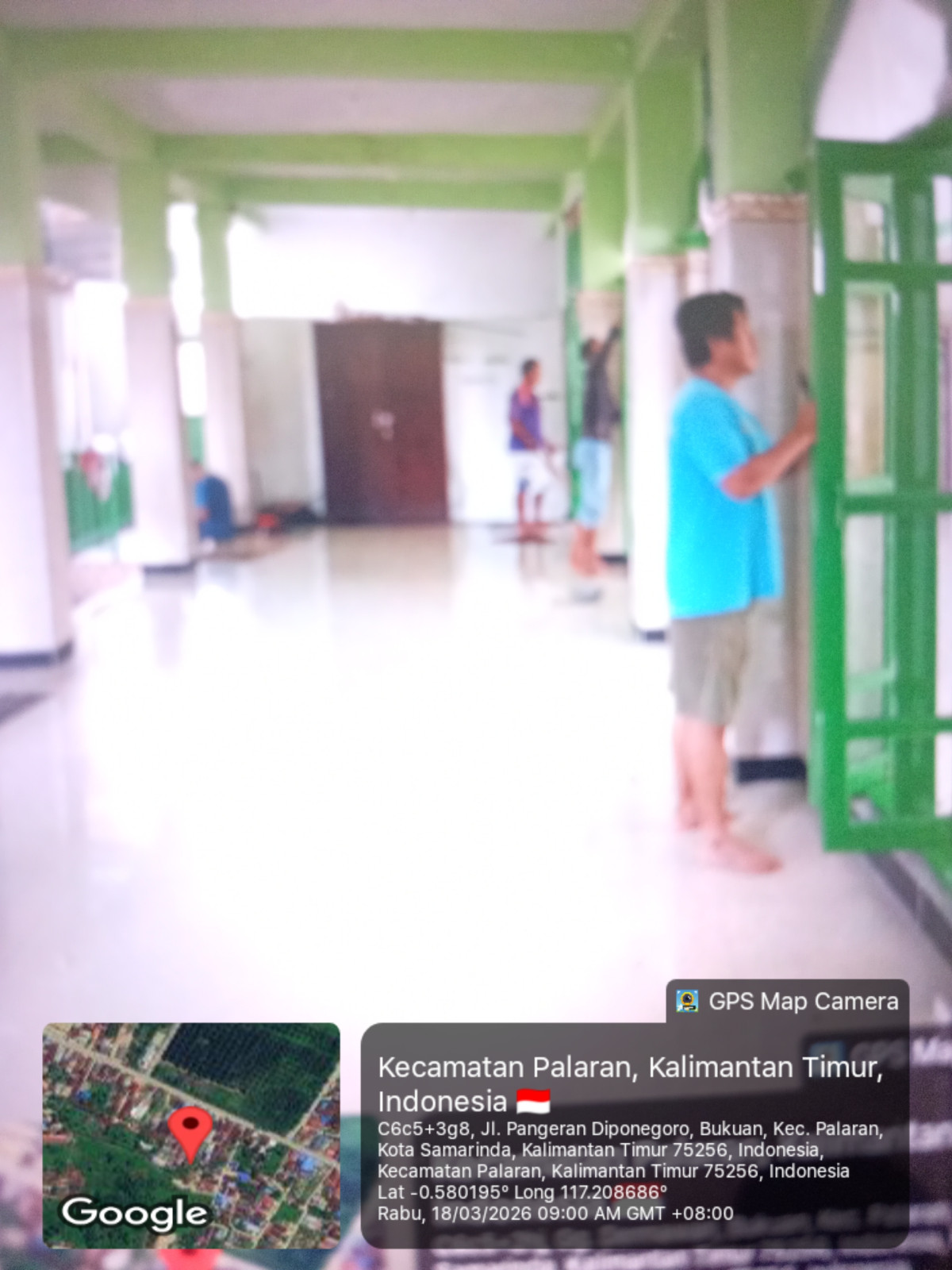 Pasang tenda dan pembersihan langgar