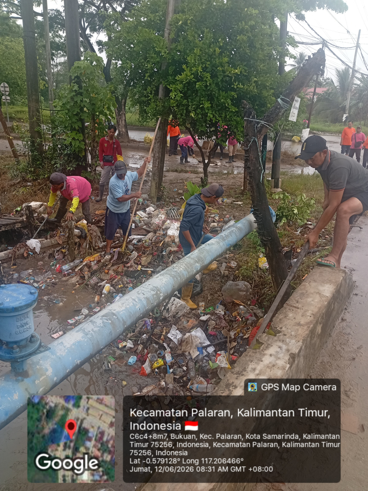 Gotong royong bersihkan sampah bekas banjir