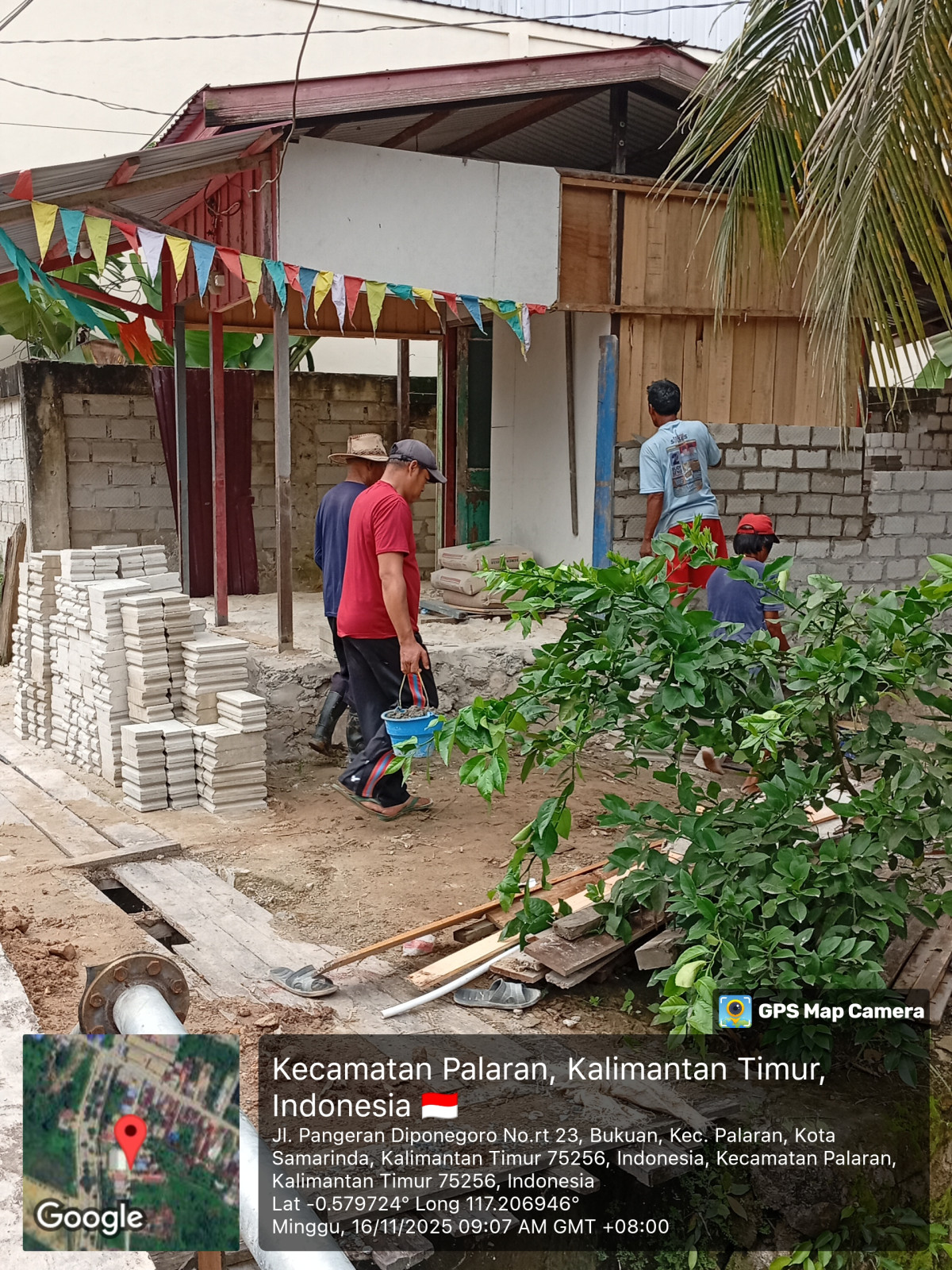 pemasangan batako pos dan gudang inventaris