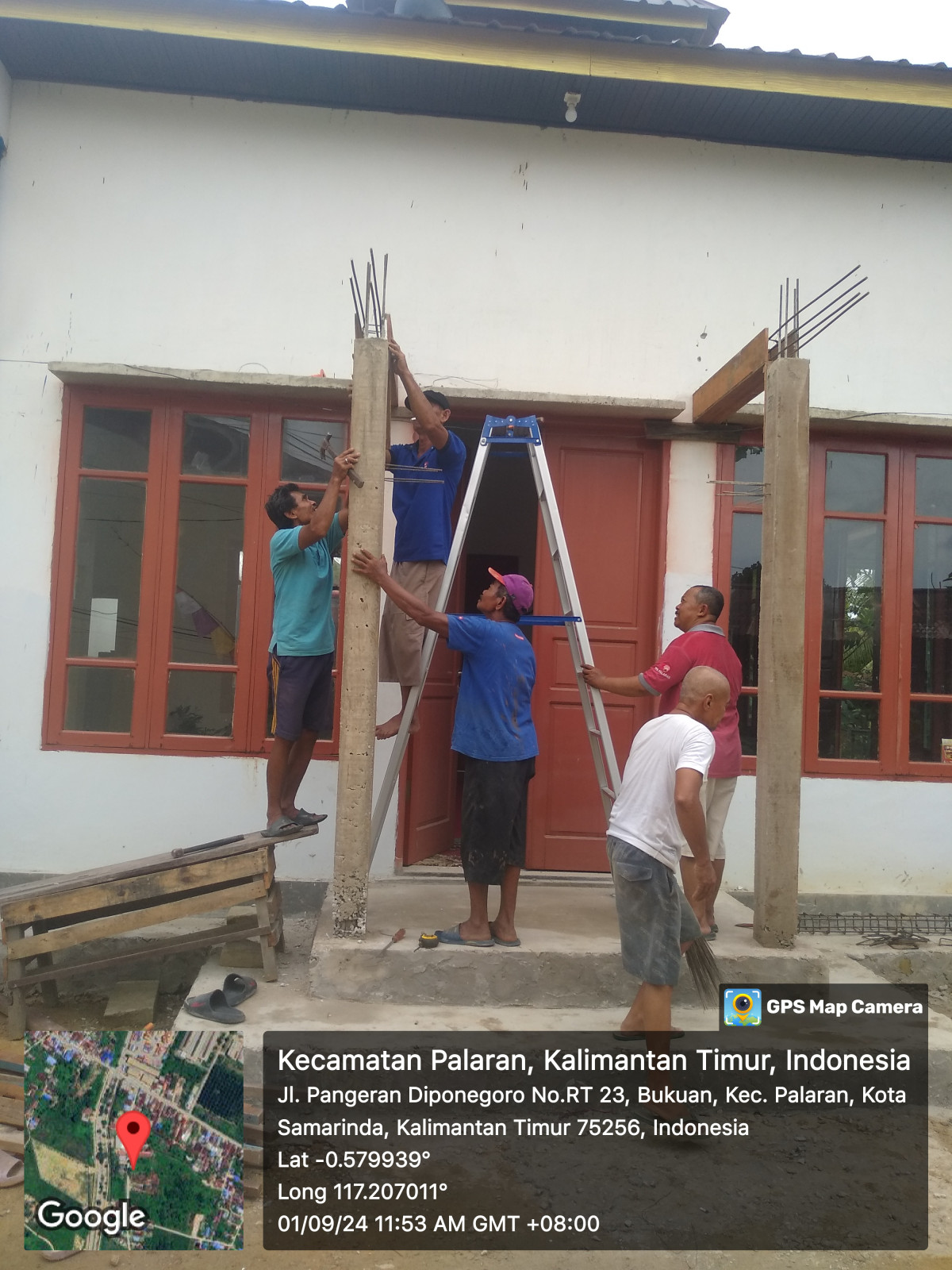 Gotong royong pasang begesting teras mushola