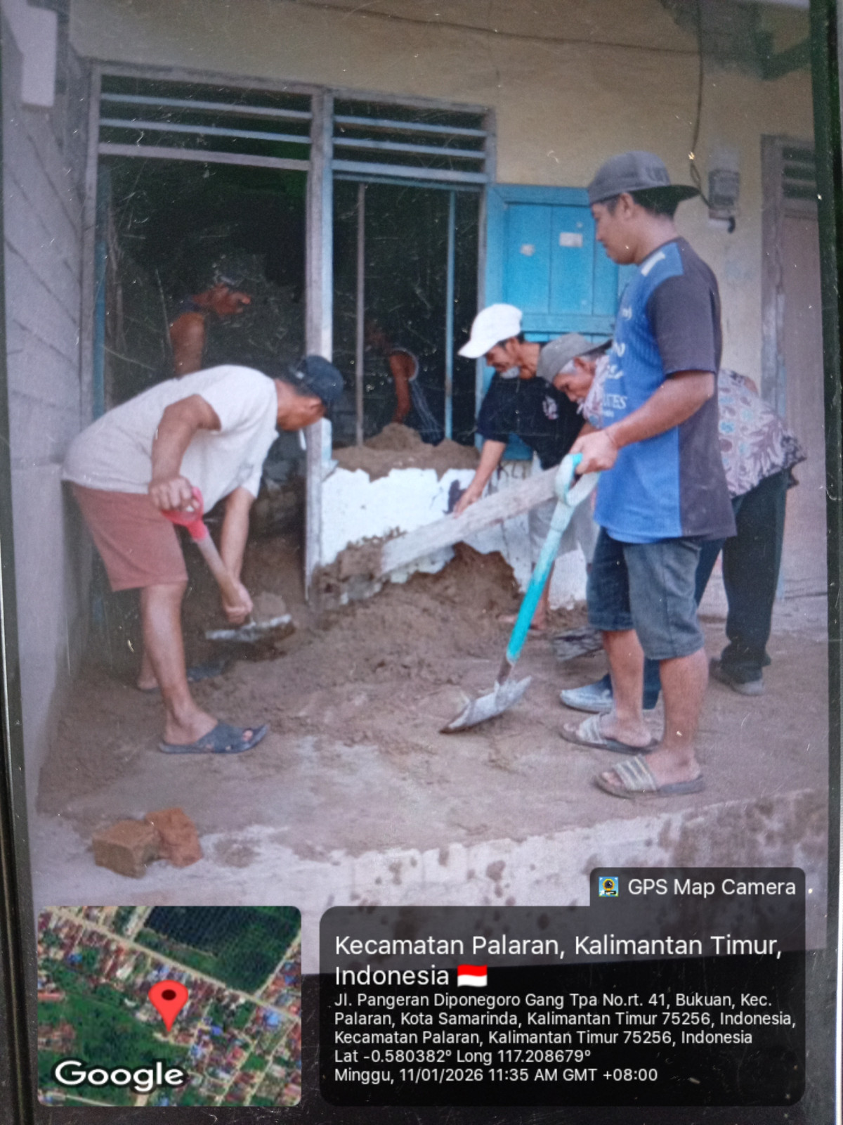 Gotong royong masukkan material