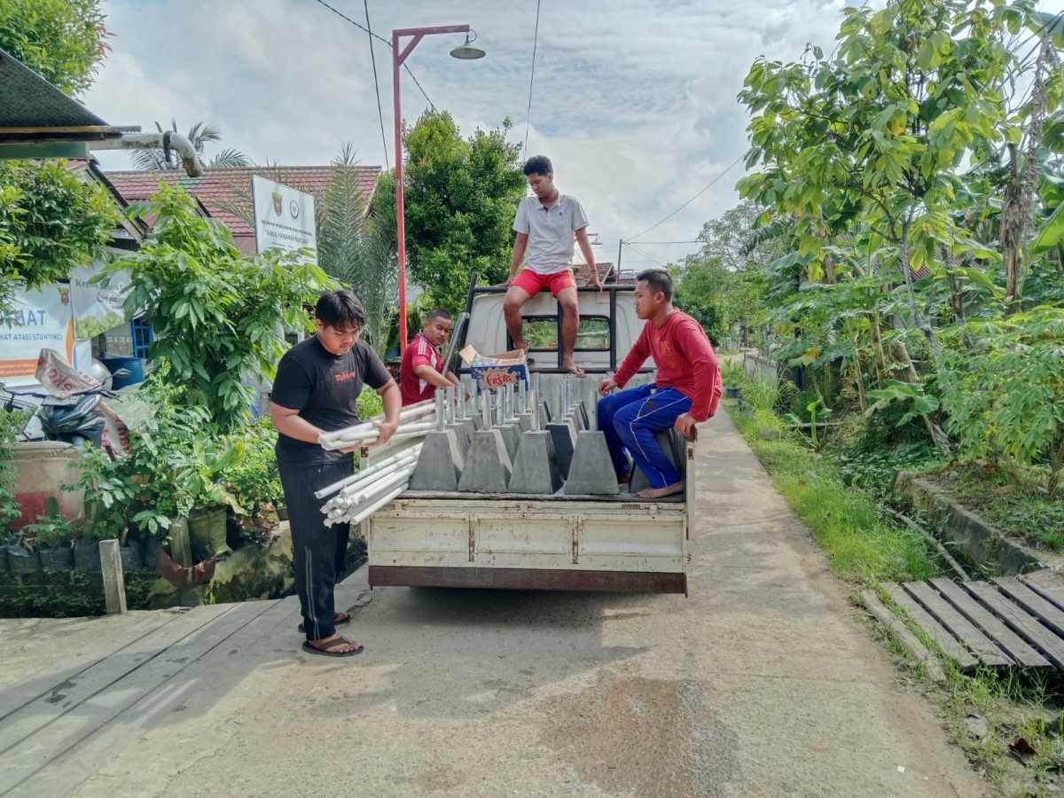 Pengantaran tiang bendera ke rumah warga RT 023