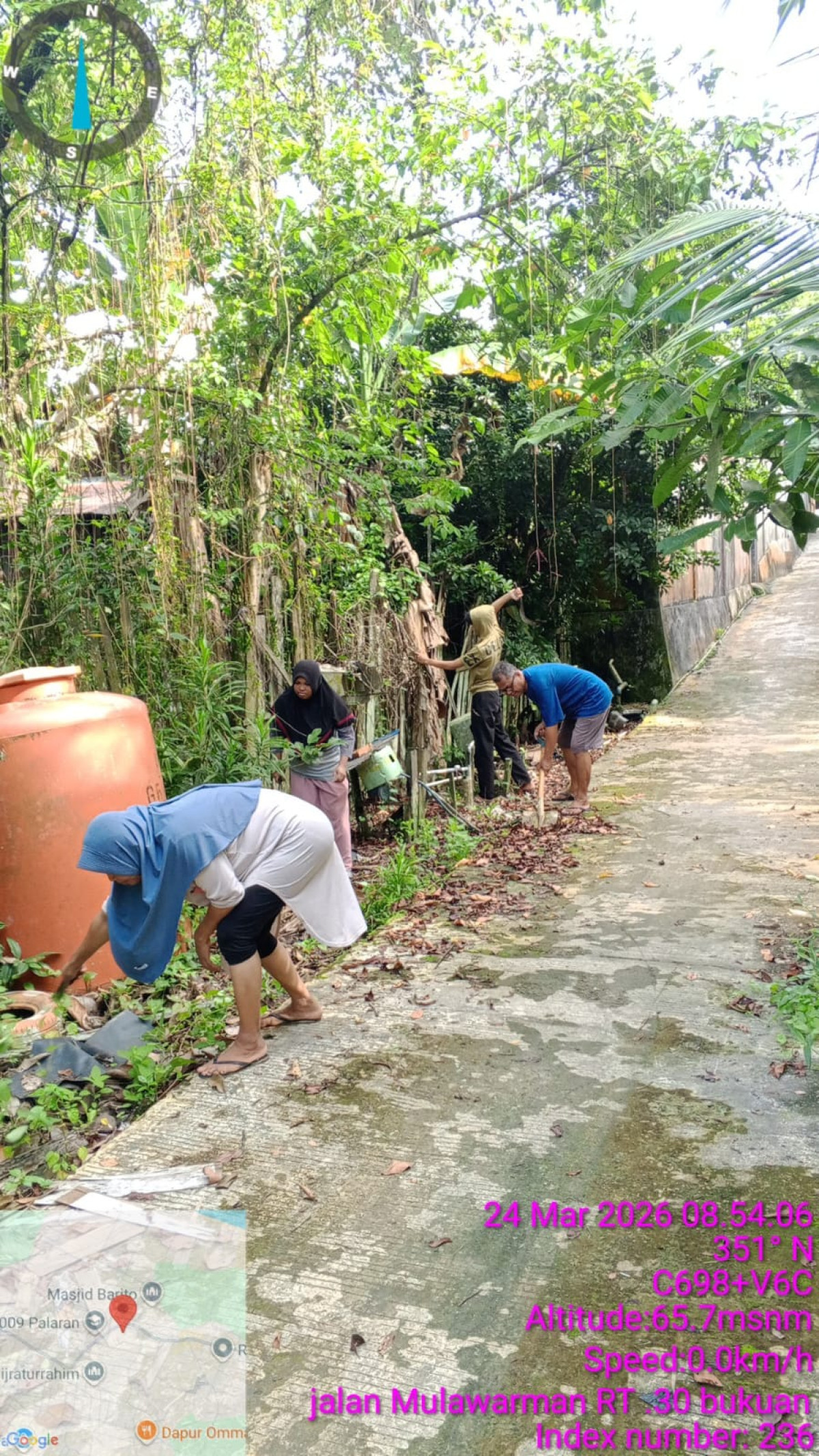 Kerja bakti membersihkan parit dan gang.di taman.kebun di jln Mulawarman