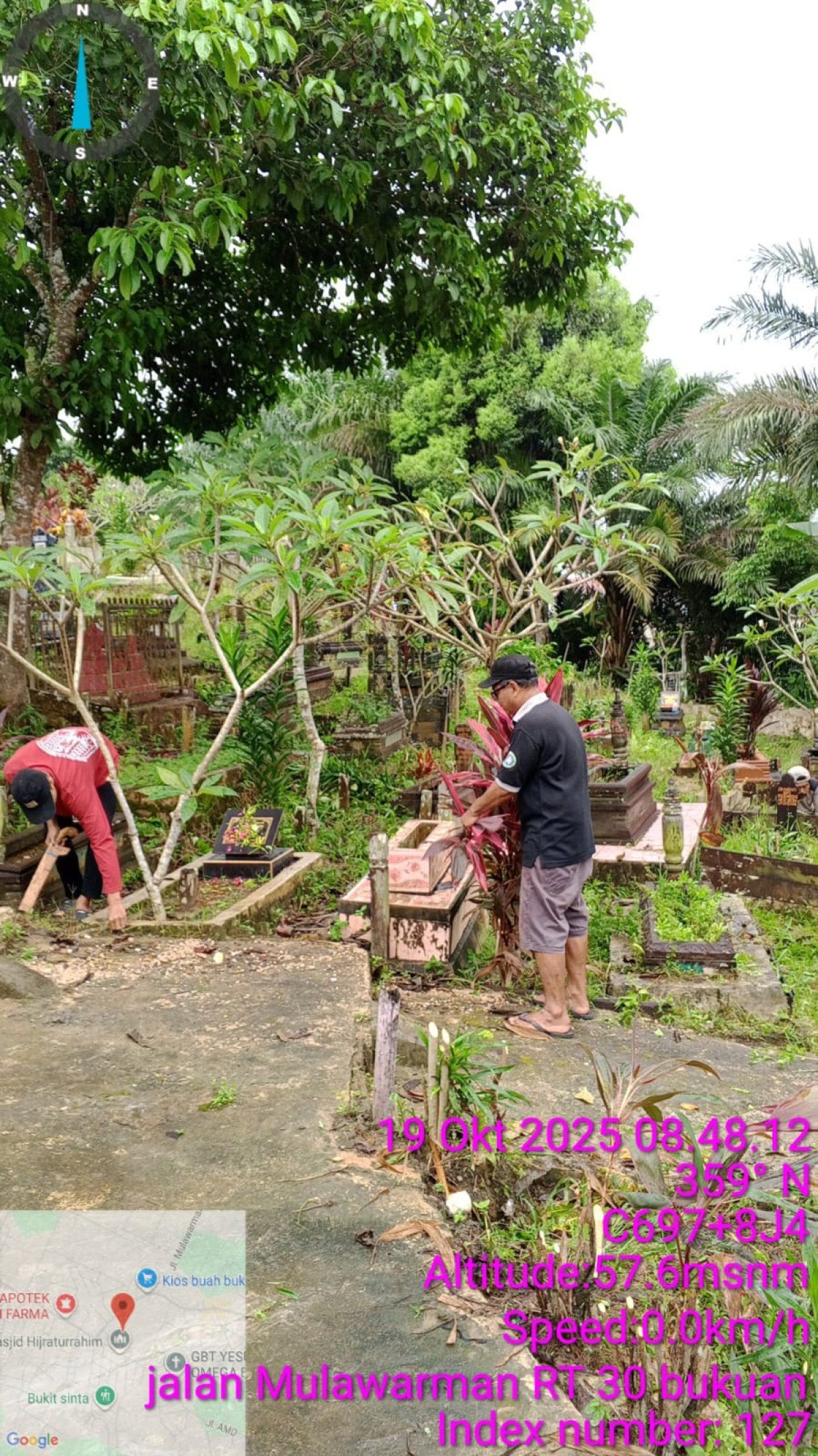 Membersihkan makam Ar- Rahman jl. mulawarman