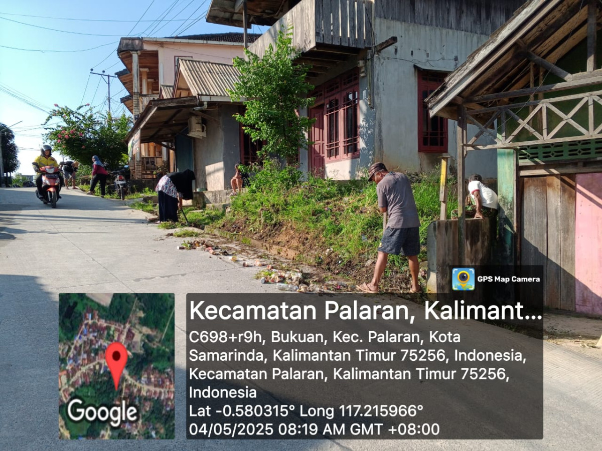 Membuat parit di lingkungan RT 30