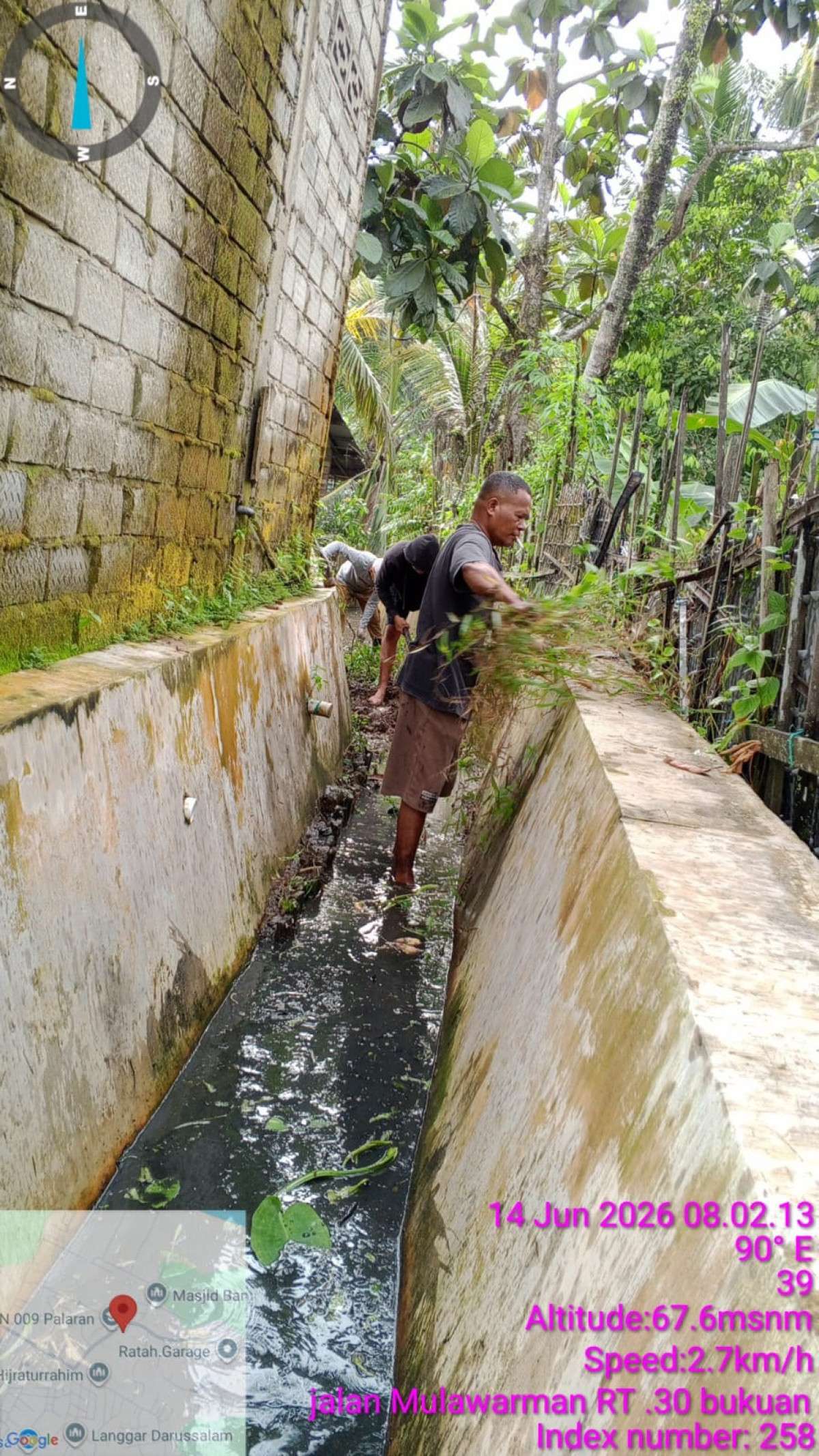 Gotong royong membersihkan parit di lingkungan RT 30 jl Mulawarman