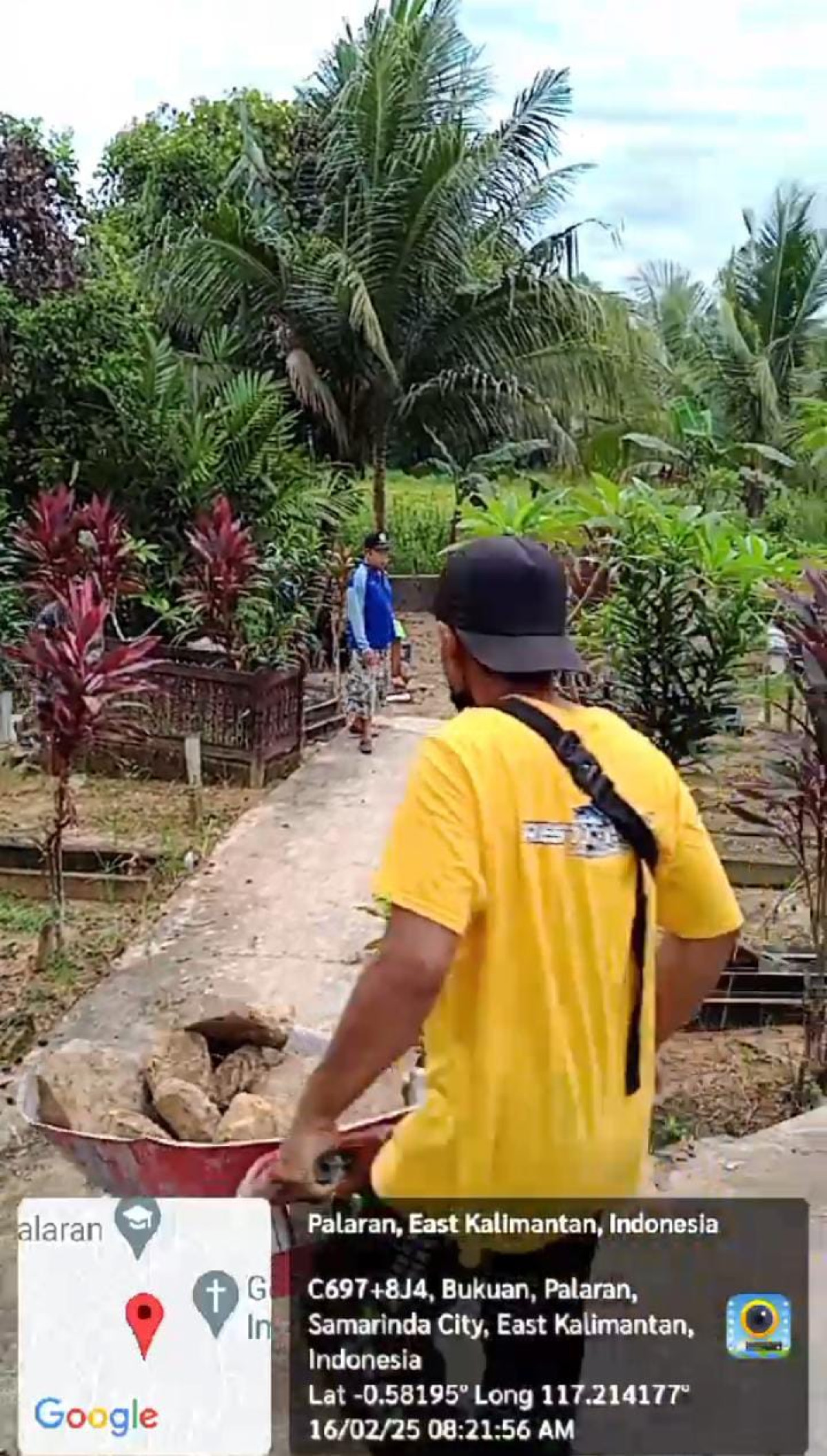 Mengangkat material untuk pembuatan pondasi kuburan
