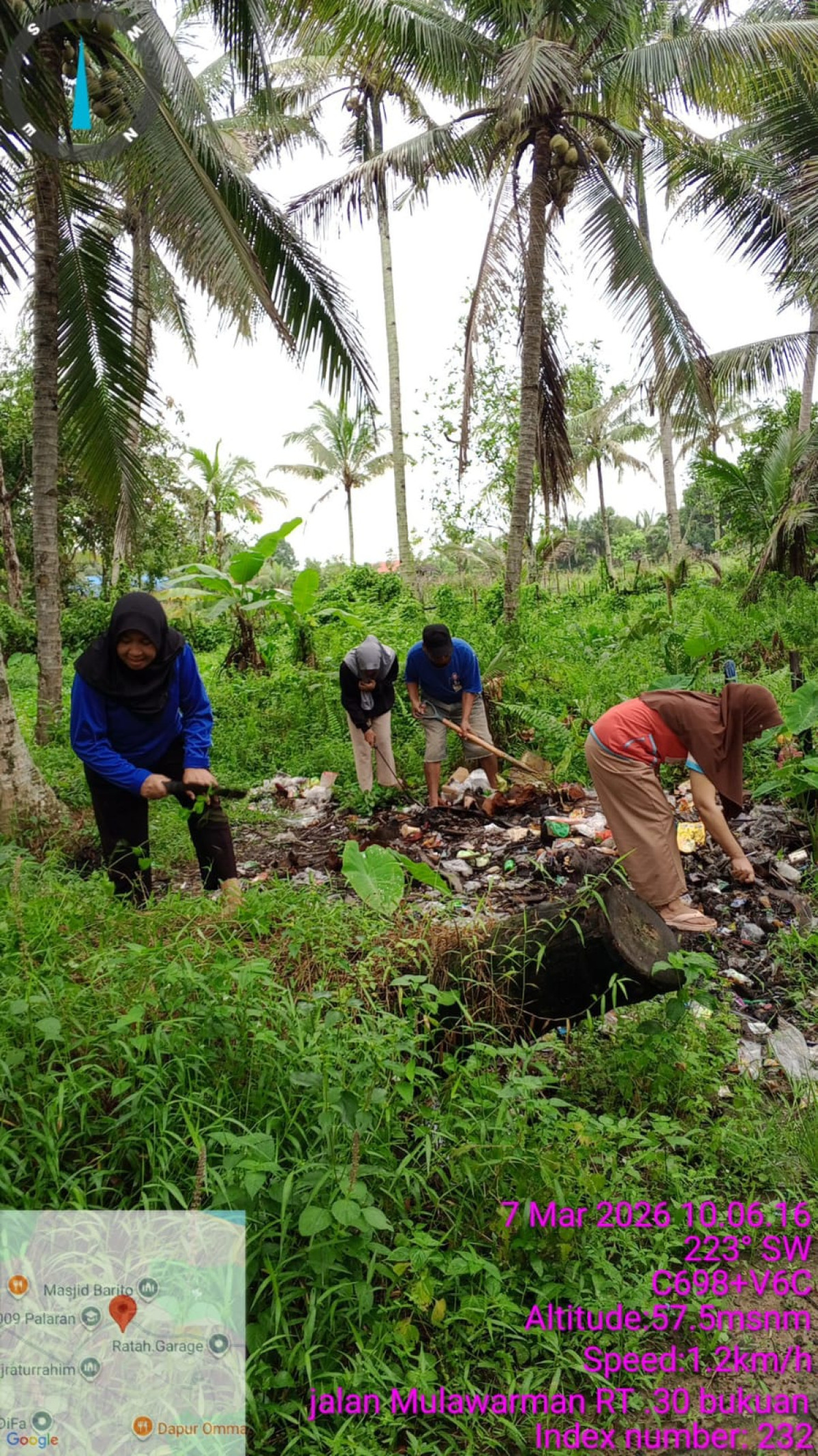 Kerja bakti di pekarangan dawis membersihkan rumput dan parit