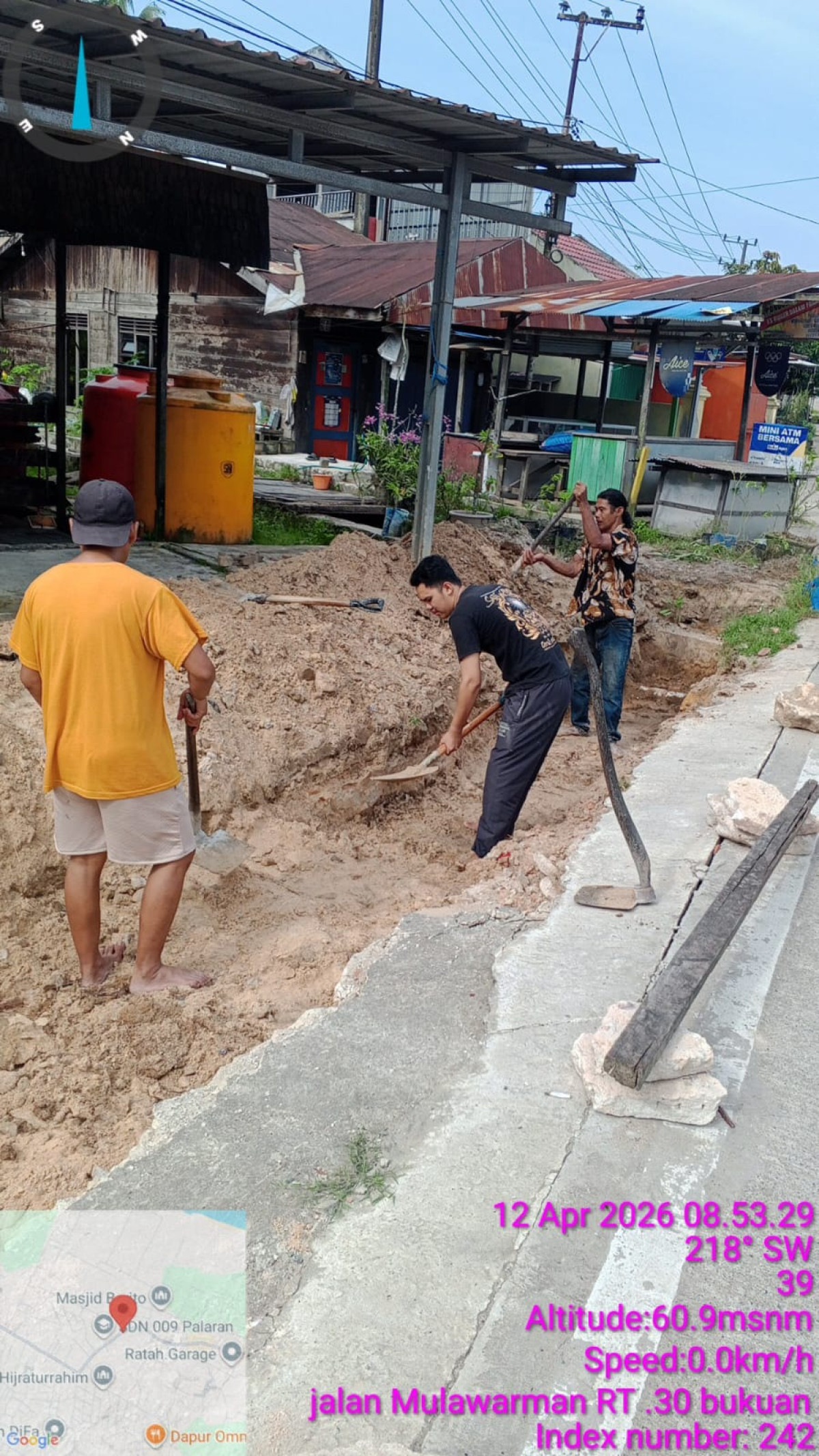 Gotong royong menggali parit di jln mulawarman