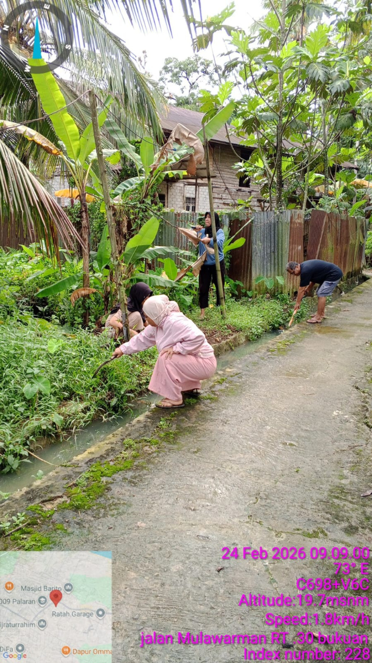 Gotong royong membersihkan parit dan rumput di area taman Karangtaruna