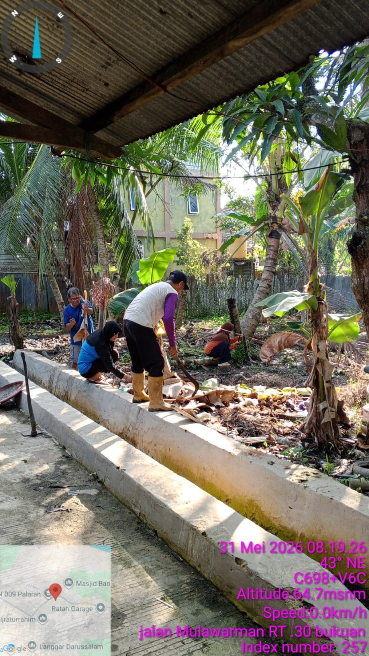 Gotong royong membersihkan pekarangan taman dawis