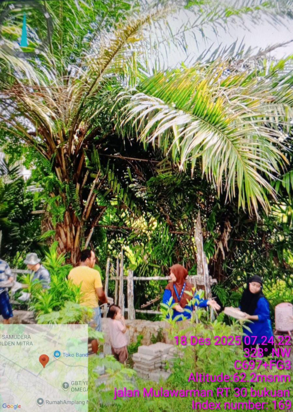 Kerja bakti mengangkut material batako