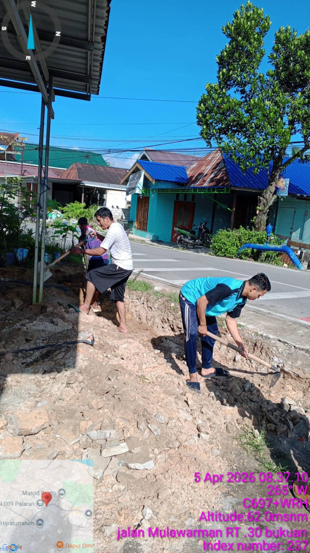 Gotong royong menggali parit di jln Mulawarman