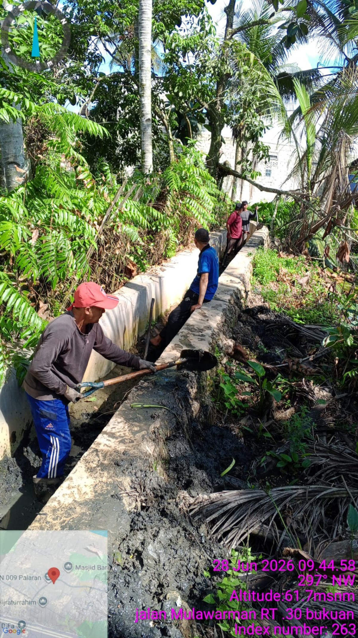 Gotong royong membersihkan parit di jln mulawarman RT 30