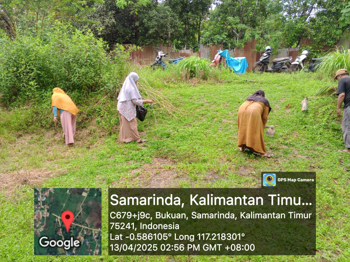 Membersihkan lingkungan dan memotong rumput