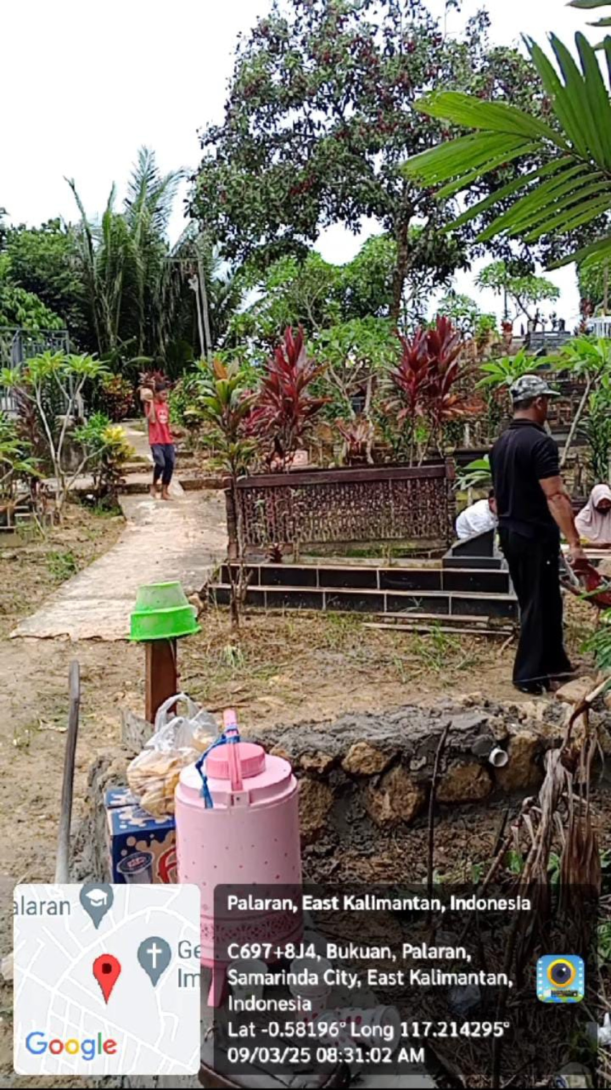 Membuat pondasi kuburan Muslimin