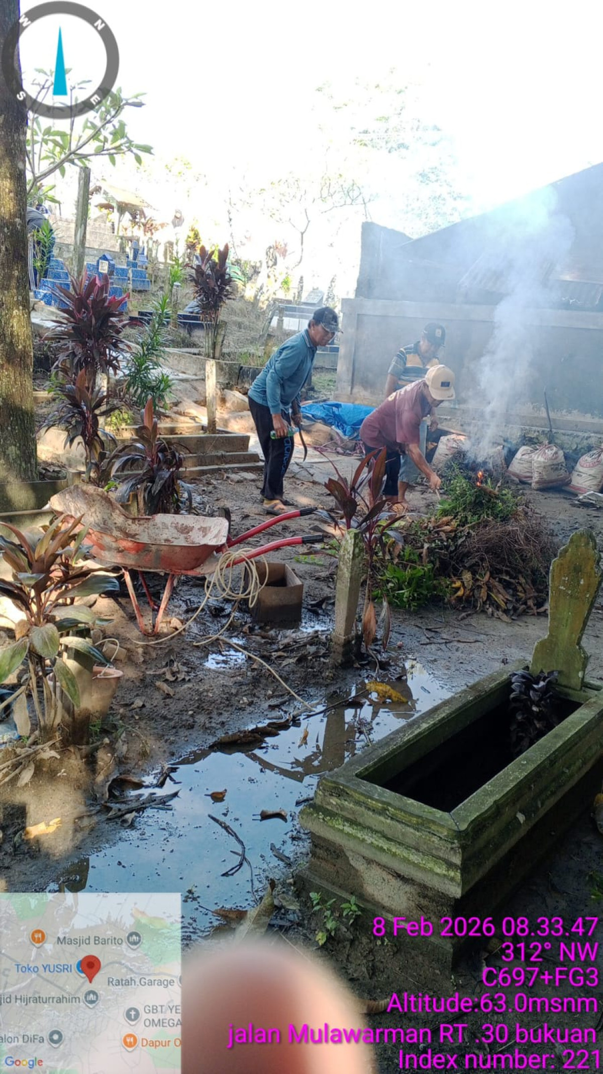 Membersihkan rumput di area makam Ar Rahman