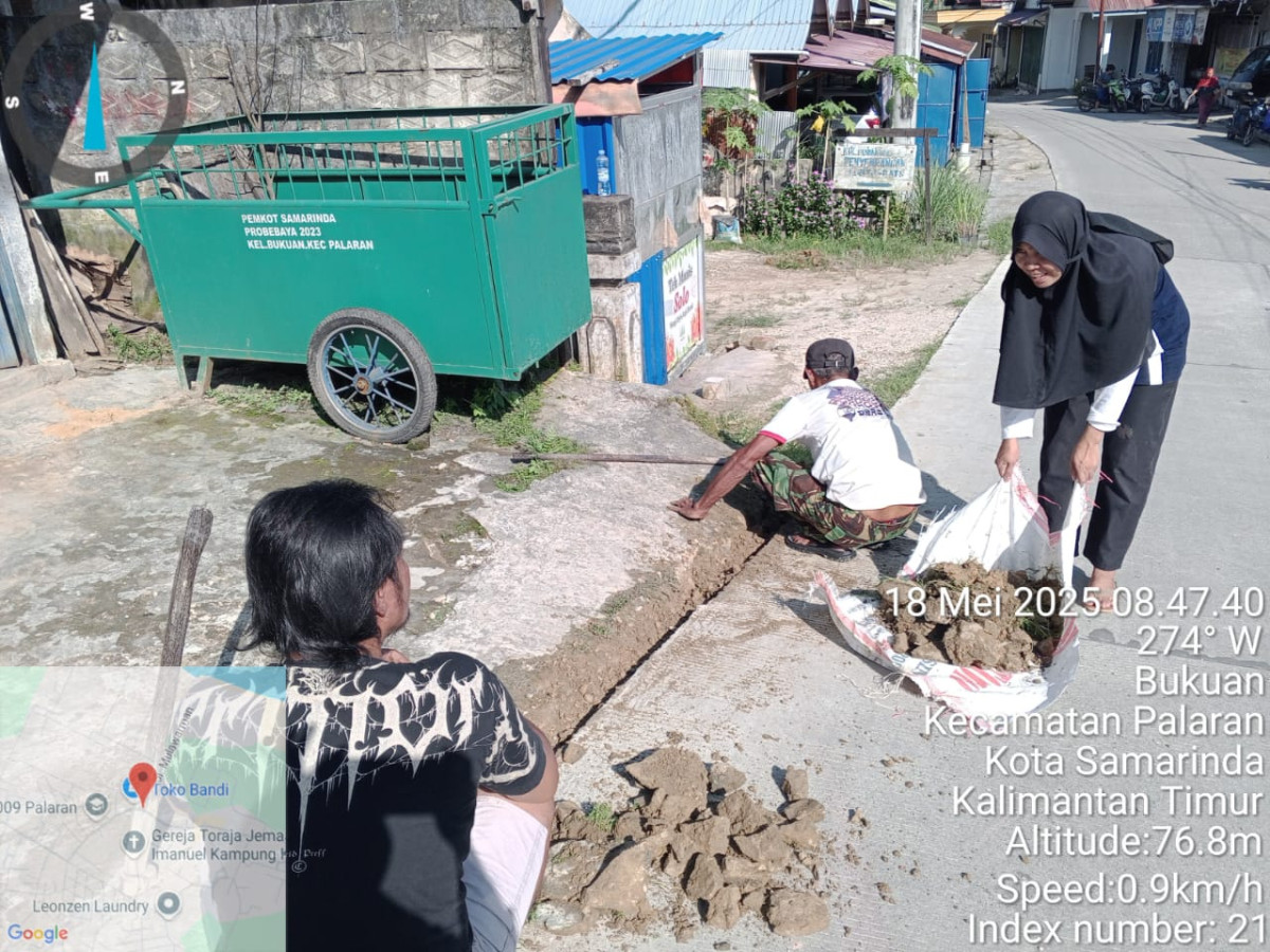 Membuat parit pinggir jalan