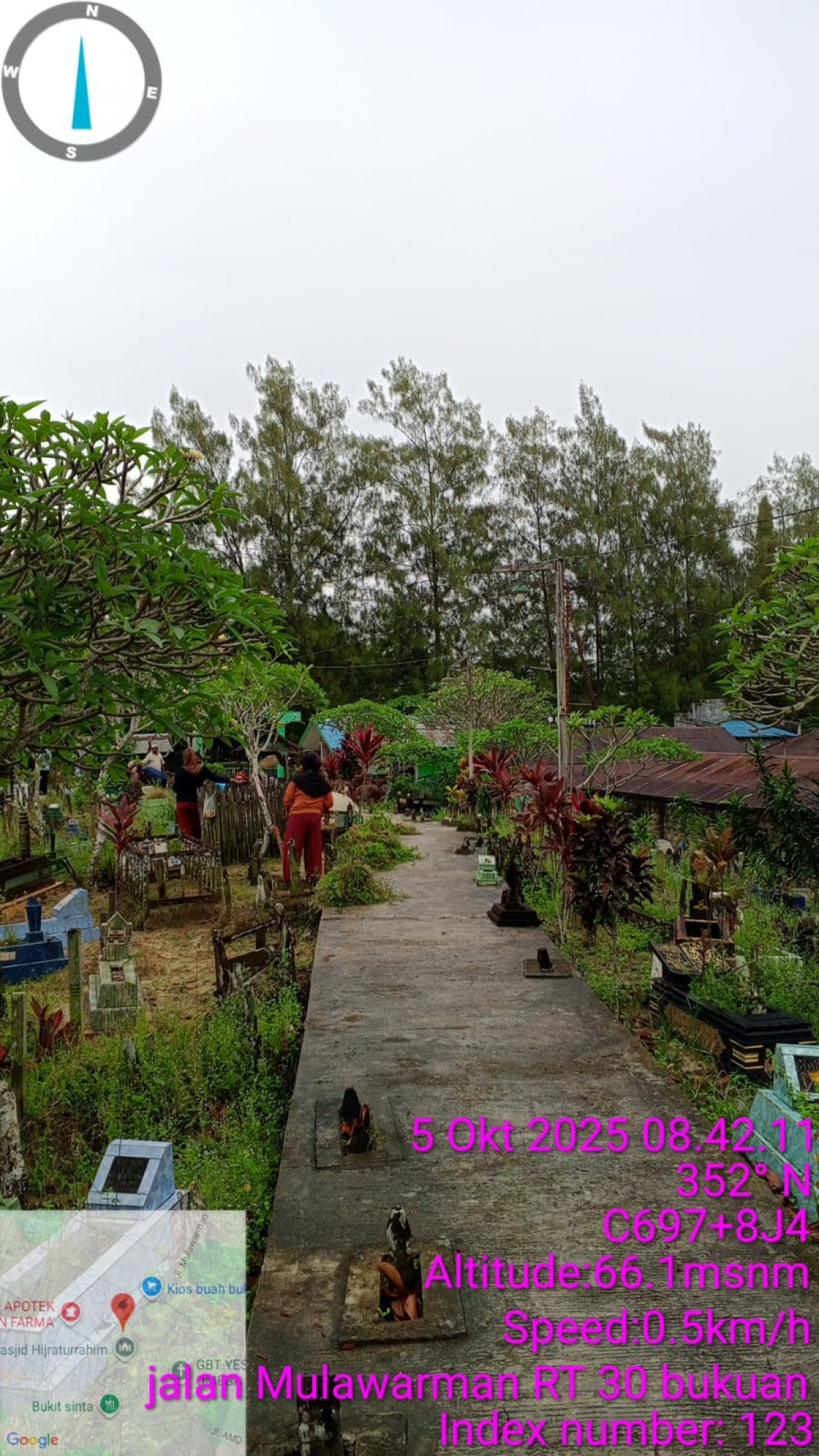 Gotong Royong membersihkan area makam