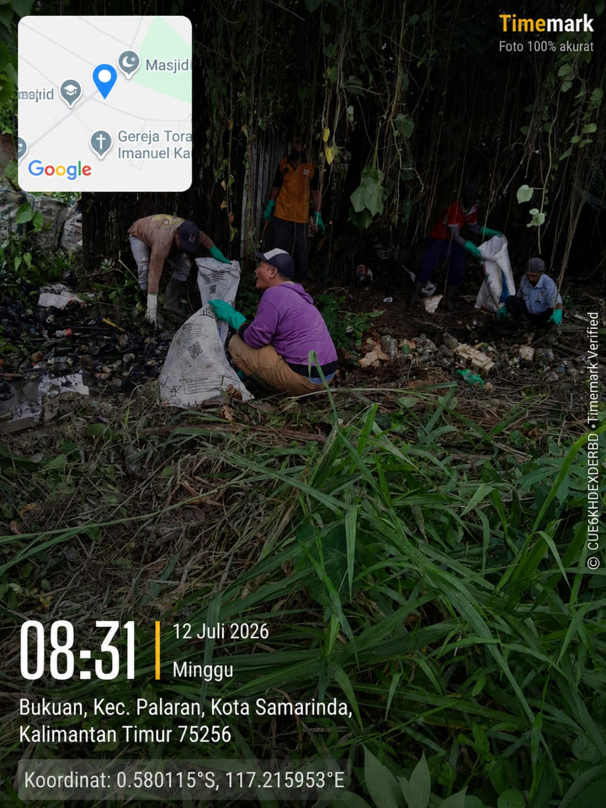 Membersihkan sampah di parit besar jln mulawarman gg SDN 009 RT 31 BUKUAN