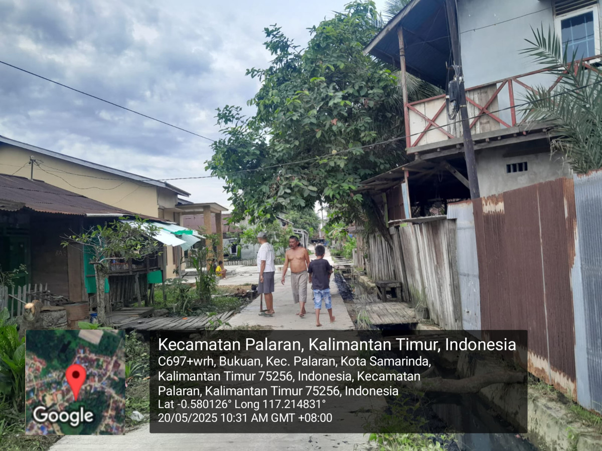 Bersihkan lumpur dan sampah di parit jln mulawarman gg ragil