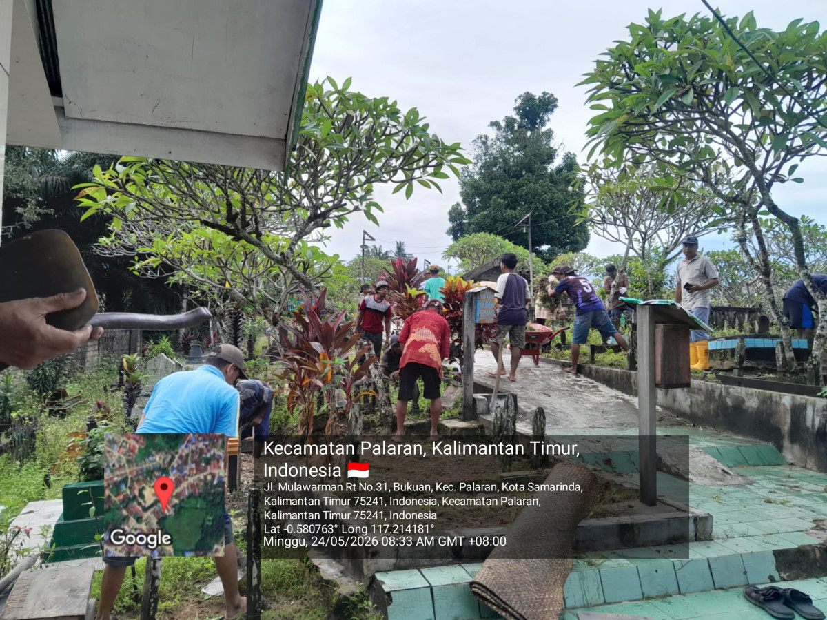 Membersihkan lingkungan makam jln mulawarman kp kanas bukuan