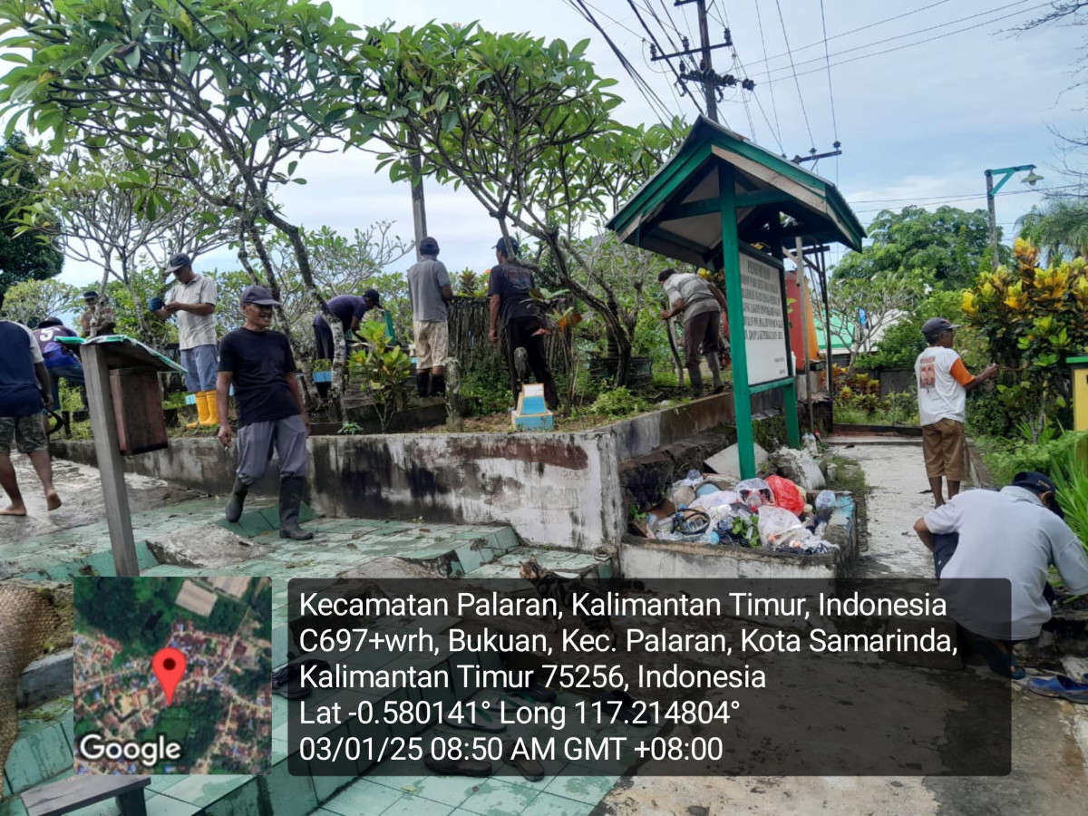 Membersihkan rumput diarea makam ARRAHMAN jln mulawarman kp kanas